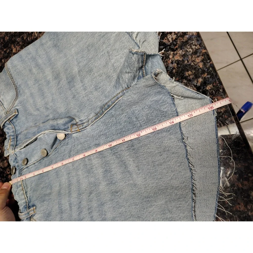Blank NYC The Cooper Light Wash Denim Shorts Button Fly Raw Hem 03CH2651 30